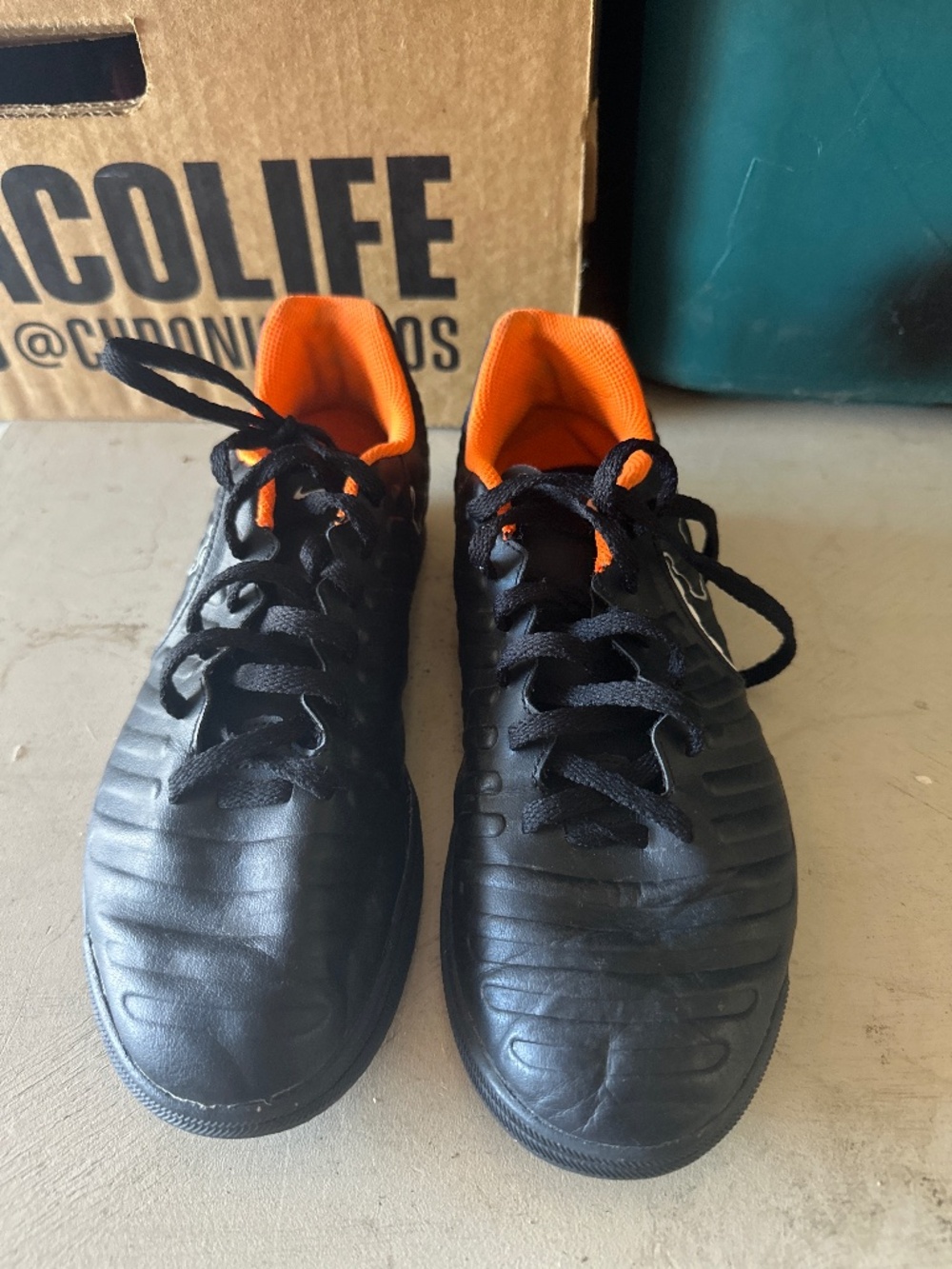 Indoor soccer shoes
